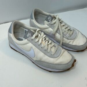 Women’s retro Nike off-white tennis shoe ❤️❤️